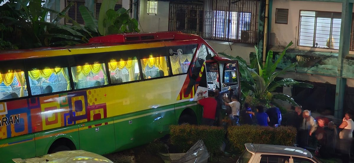 组团到槟城游玩后回家·巴士疑刹车失灵险撞组屋 无人伤亡