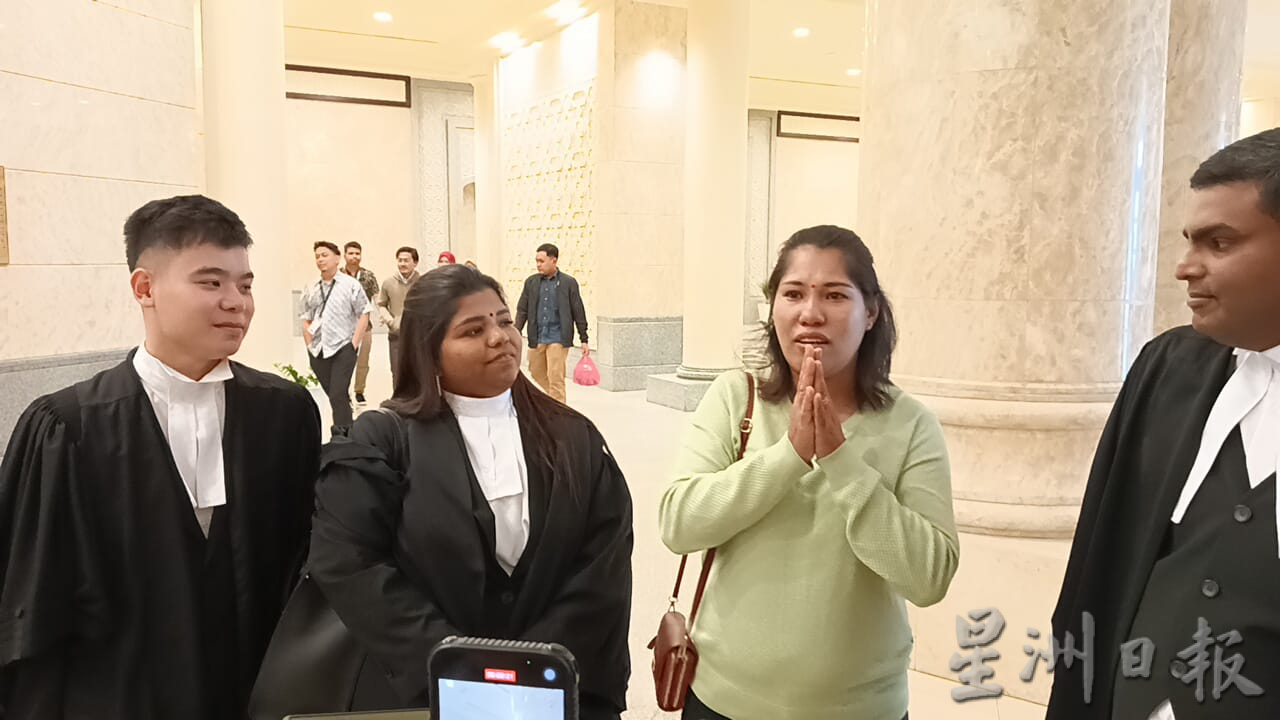 罗秀虹喜极而泣,在庭外与律师团队相拥