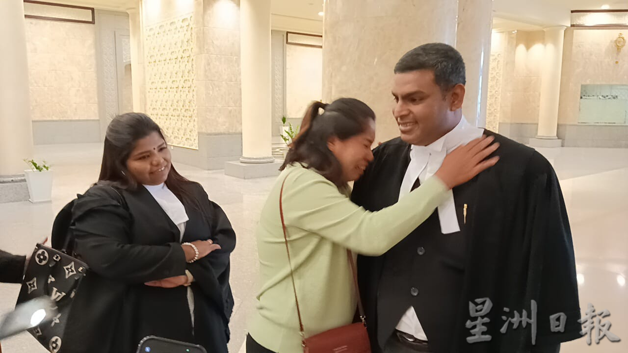 罗秀虹喜极而泣,在庭外与律师团队相拥