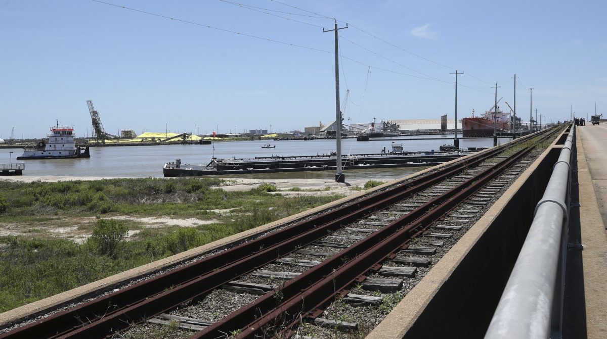 美国得克萨斯州发生载油驳船撞桥事故