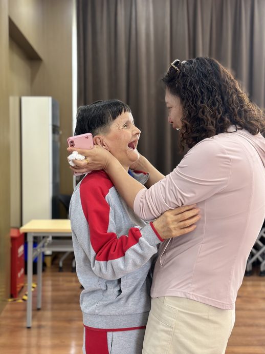 聋哑母获救助站收容18年　与两女重聚