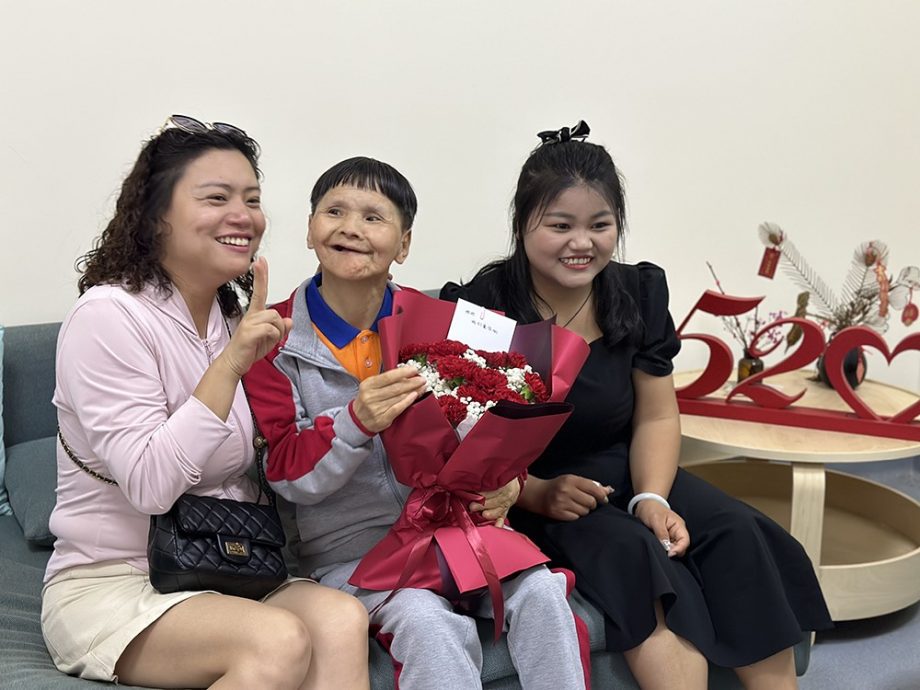 聋哑母获救助站收容18年　与两女重聚