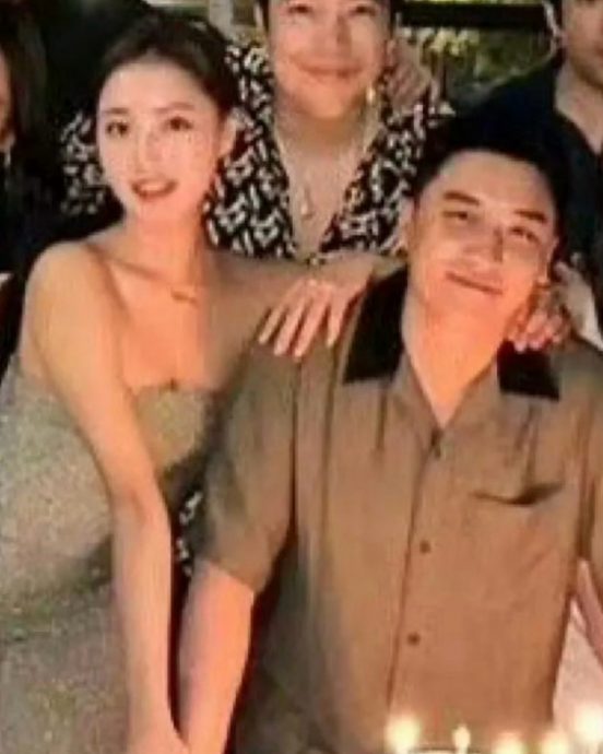 胜利狠甩5年女友 小网红甜喊“老公”疑秘婚