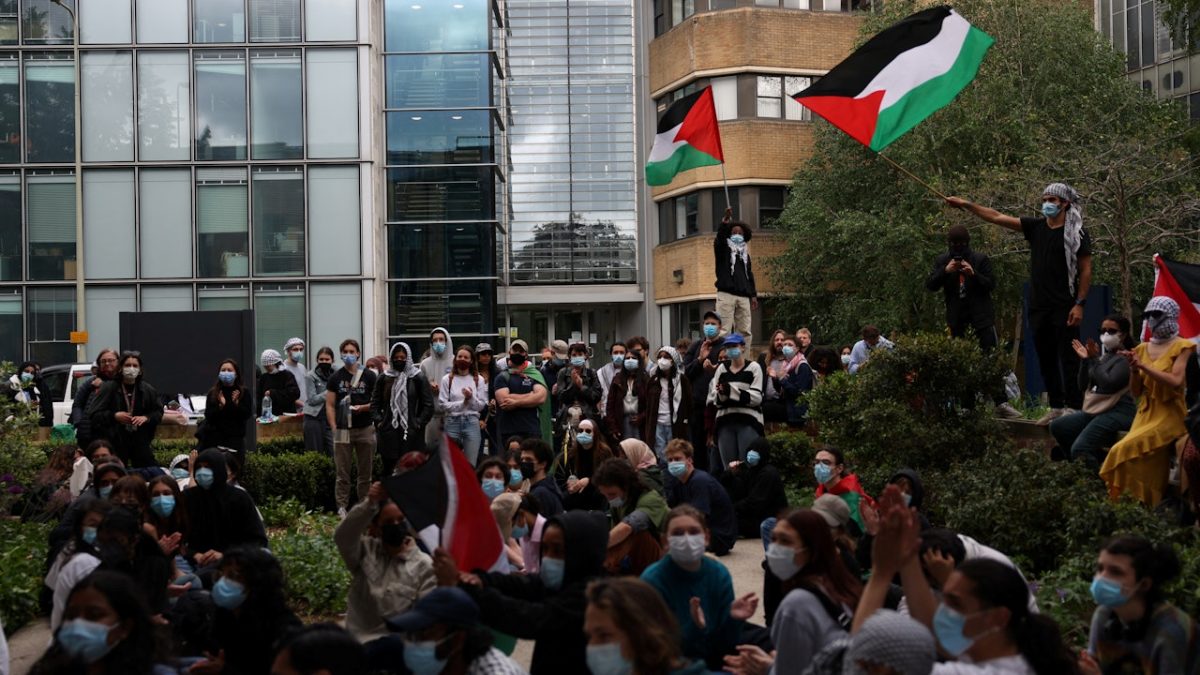 英国牛津大学抗议者闯行政大楼 警方逮捕16人