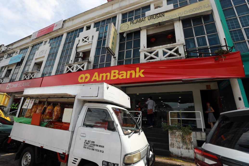 蒲种金銮花园树倒压7车|小贩指幸逃过一劫 冀当局砍枯树