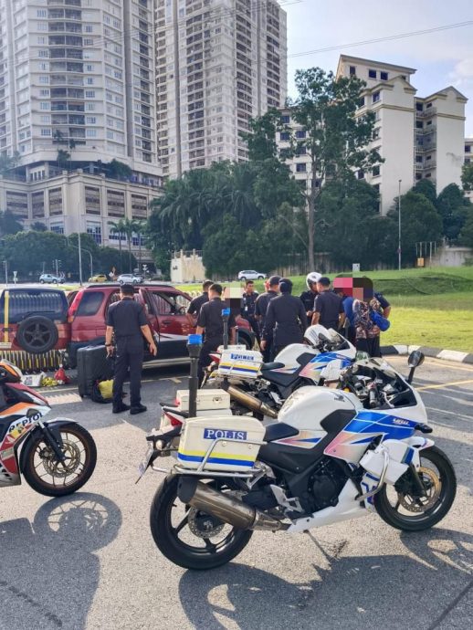 2男车藏巴冷刀欲闯王宫见国家元首·送餐员建筑工人当场被捕