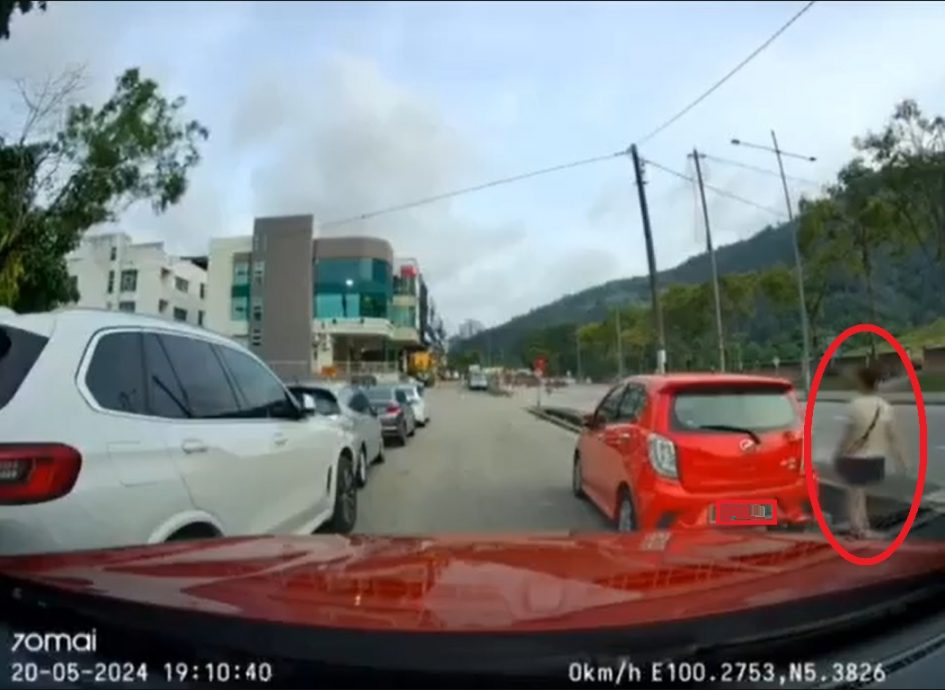 视频 | 双重停车阻碍交通！司机被骂2次才移车离开