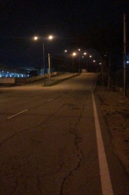 视频 | 回家险被持刀匪打抢!摩托骑士一招脱险