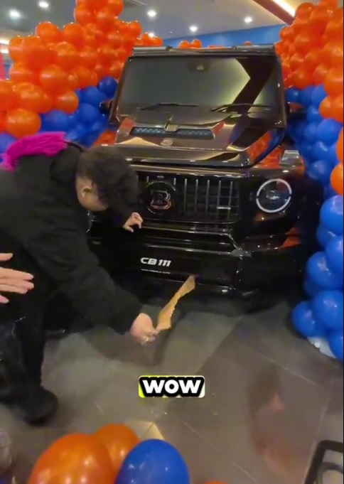 视频|Cik B庆19岁生日买马赛地G63 配幸运车牌CB111