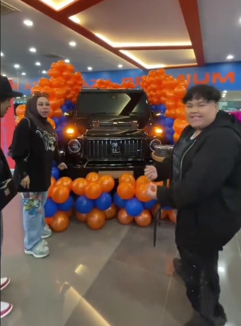 视频|Cik B庆19岁生日买马赛地G63 配幸运车牌CB111