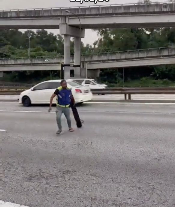 视频|冒险跨越大道移走爆胎碎片 残疾男被封：“大道无名英雄！”