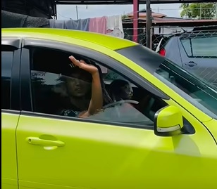 视频|感激车商赠送轿车 肺病小童父亲哭了