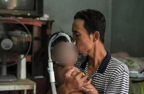 视频|感激车商赠送轿车 肺病小童父亲哭了