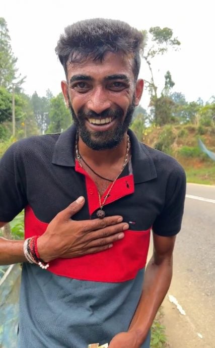 视频|穿越4个山坡只为卖花 斯国小哥感动中旅客