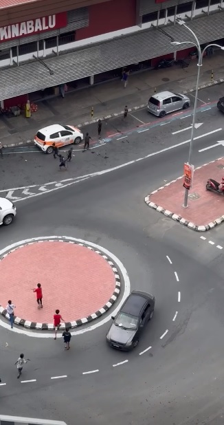 视频|逾十名孩童马路上追逐 网民忧心:家长都不管吗?