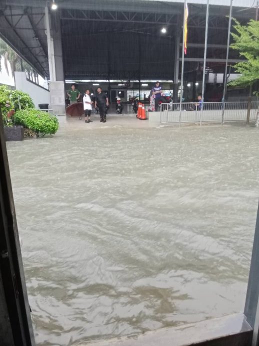 豪雨导致育华中小学变泽国 老师停在篮球场的轿车都“泡水”