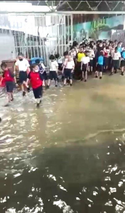 豪雨导致育华中小学变泽国 老师停在篮球场的轿车都“泡水”