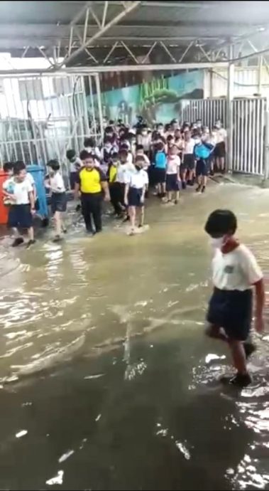 豪雨导致育华中小学变泽国 老师停在篮球场的轿车都“泡水”