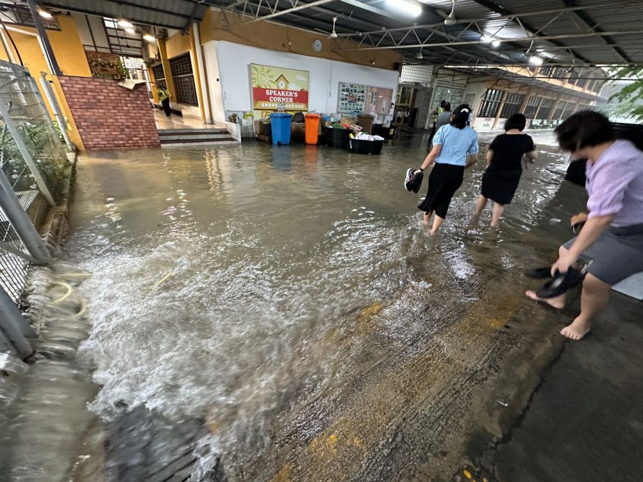 豪雨导致育华中小学变泽国 老师停在篮球场的轿车都“泡水”