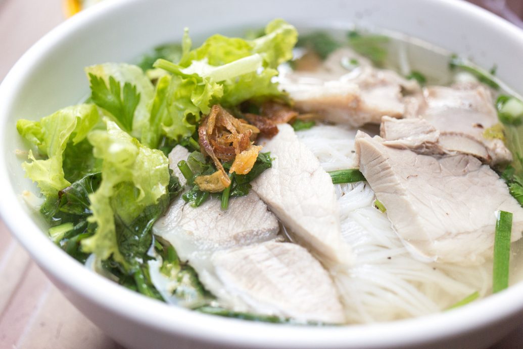 越南又传集体食物中毒 鸡肉面下肚近百人送医