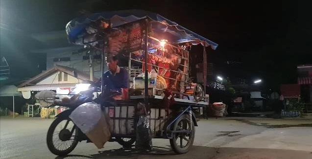 辞工照顾瘫父23年 孝子再苦也不放弃