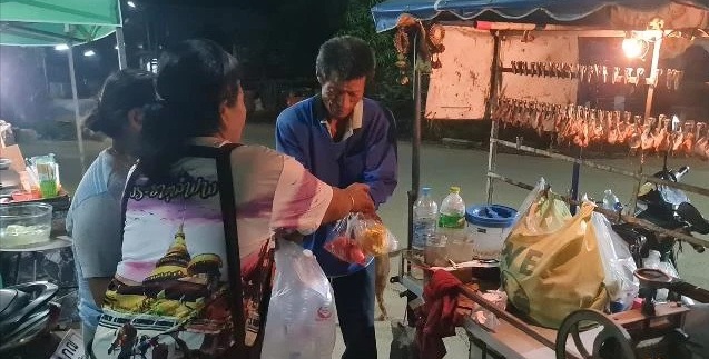 辞工照顾瘫父23年 孝子再苦也不放弃