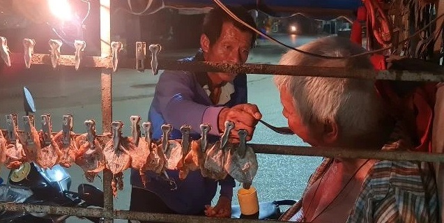 辞工照顾瘫父23年 孝子再苦也不放弃