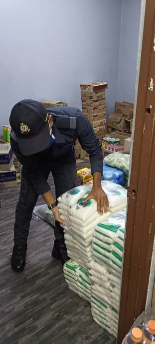 遭霹内贸局取缔 甘文丁一商店无执照售统制品