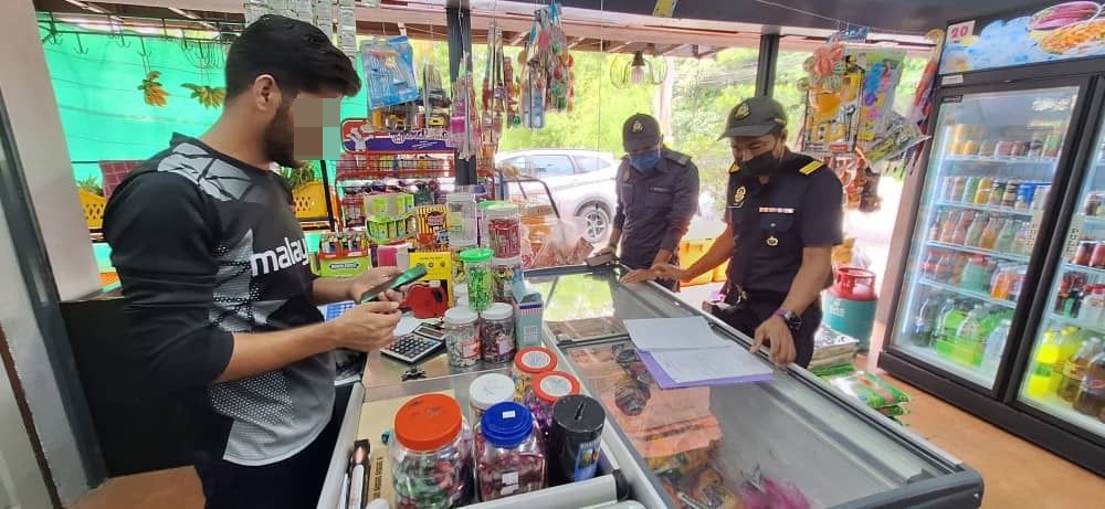 遭霹内贸局取缔 甘文丁一商店无执照售统制品