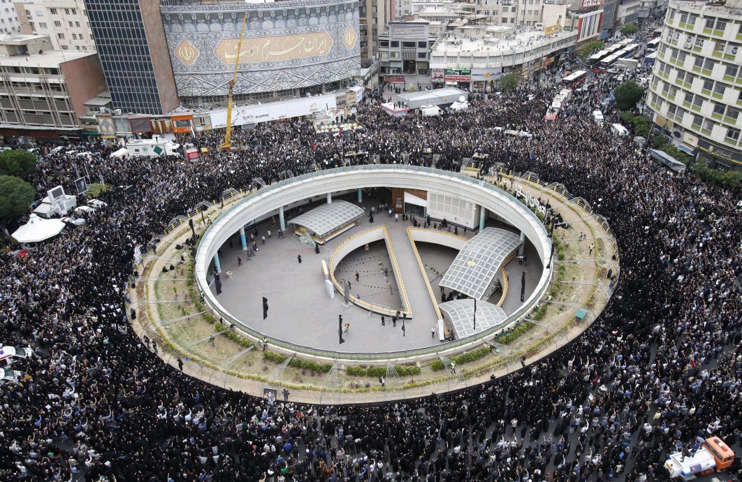 配图 等下补图说 IRAN PRESIDENT HELICOPTER ACCIDENT:Iranians mourn President Raisi's death after helicopter crash