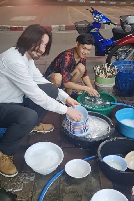 酷似奇洛李维斯男子<br />
泰国卖咖啡爆红<br />
