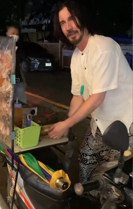 酷似奇洛李维斯男子<br />
泰国卖咖啡爆红<br />
