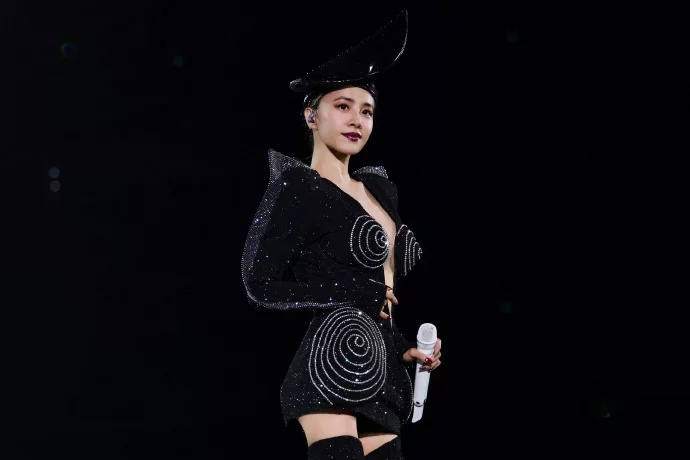 阿信蔡依林喊“我们中国人”台网怒了开谯:还是跪下了