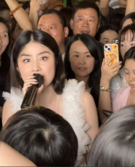 陈慧琳现身餐厅遭包围 男路人太贴身被推开惹议