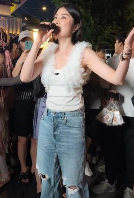 陈慧琳现身餐厅遭包围 男路人太贴身被推开惹议