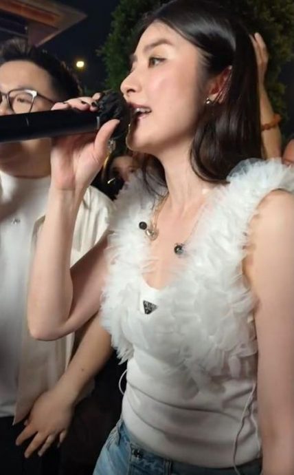 陈慧琳现身餐厅遭包围 男路人太贴身被推开惹议