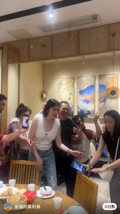 陈慧琳现身餐厅遭包围 男路人太贴身被推开惹议