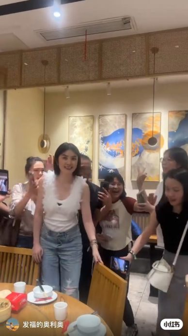 陈慧琳现身餐厅遭包围 男路人太贴身被推开惹议