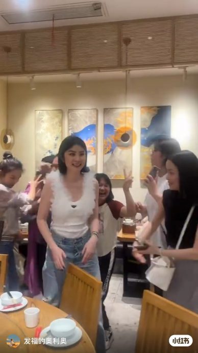 陈慧琳现身餐厅遭包围 男路人太贴身被推开惹议