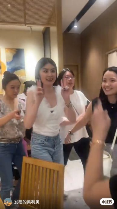 陈慧琳现身餐厅遭包围 男路人太贴身被推开惹议