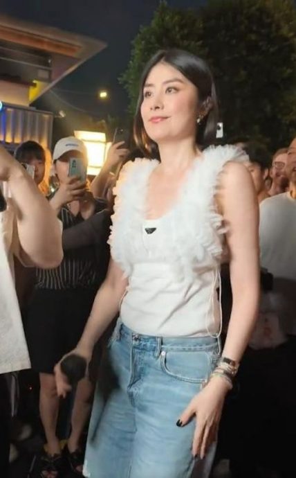 陈慧琳现身餐厅遭包围 男路人太贴身被推开惹议