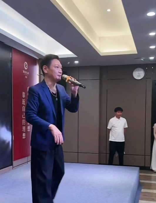 陶大宇见面会险爆冲突 师奶推撞争抢签名照