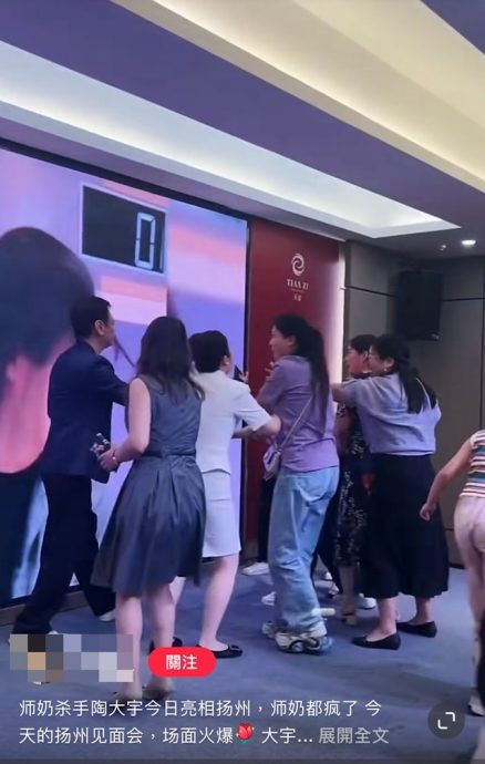 陶大宇见面会险爆冲突 师奶推撞争抢签名照