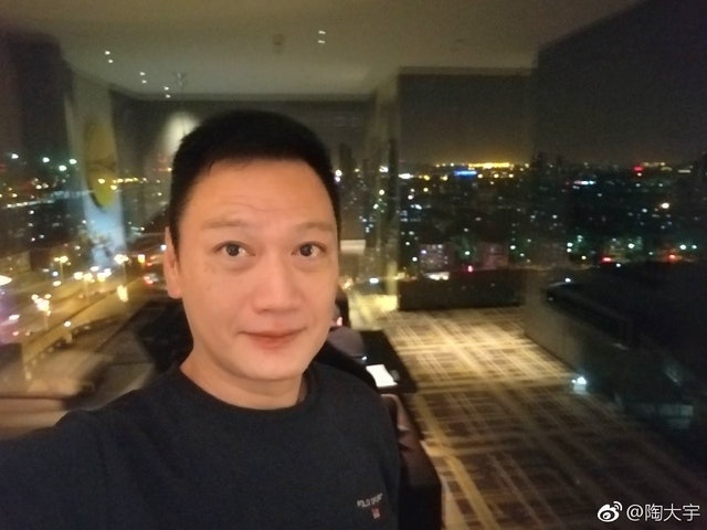 陶大宇见面会险爆冲突 师奶推撞争抢签名照