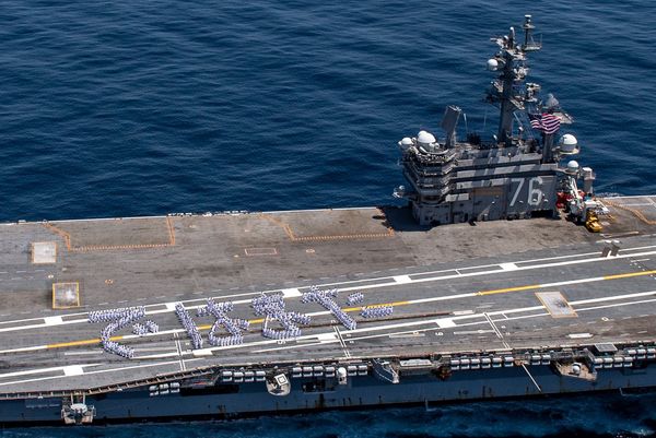 雷根号离开日本! 甲板人形排“莎哟娜啦”