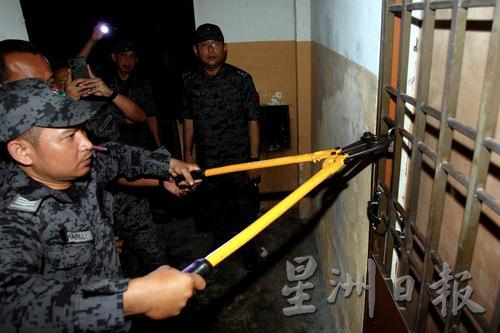 霹移民局展取缔行动 捕23非法外籍男女