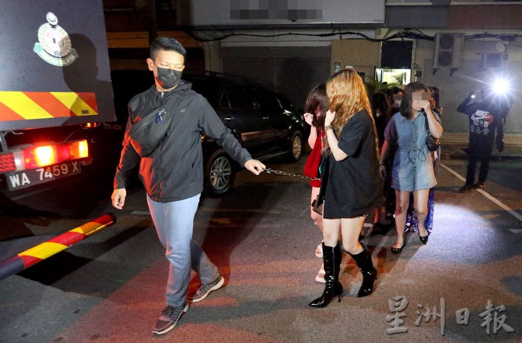 霹移民局展开“震荡”取缔行动 捕37非法外籍男女