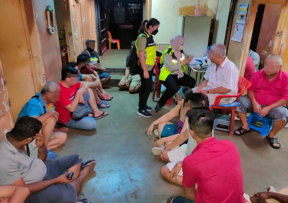 霹移民局突击卖淫 娱乐中心 扣24外籍男女