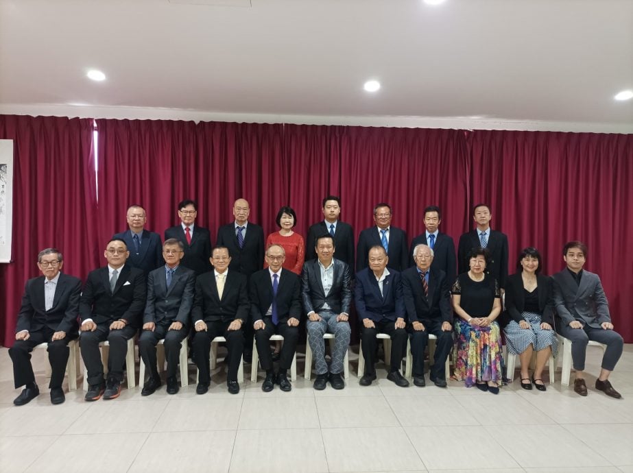 霹雳育才校友会理事宣誓就职 陈金灼蝉联理事长