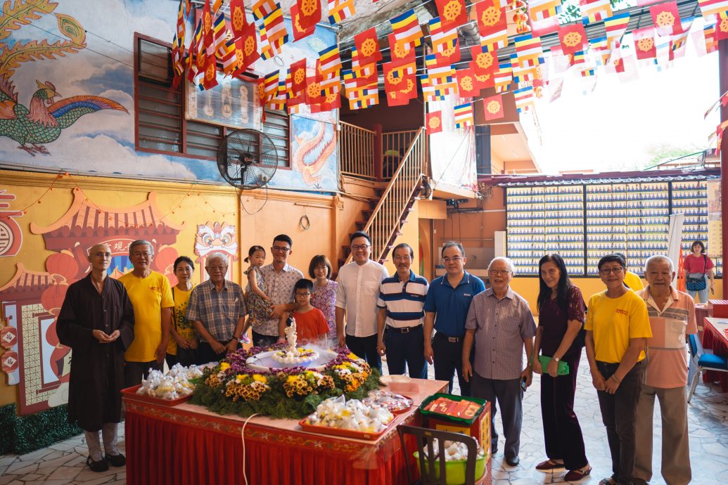 霹雳音洞庆卫塞节　　善男信女络绎不绝